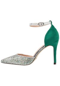 Glittrande silver- och grön högklackad sko med ankelrem och spetsig tå, som har en texturerad silverklack och en livfull grön baksida.