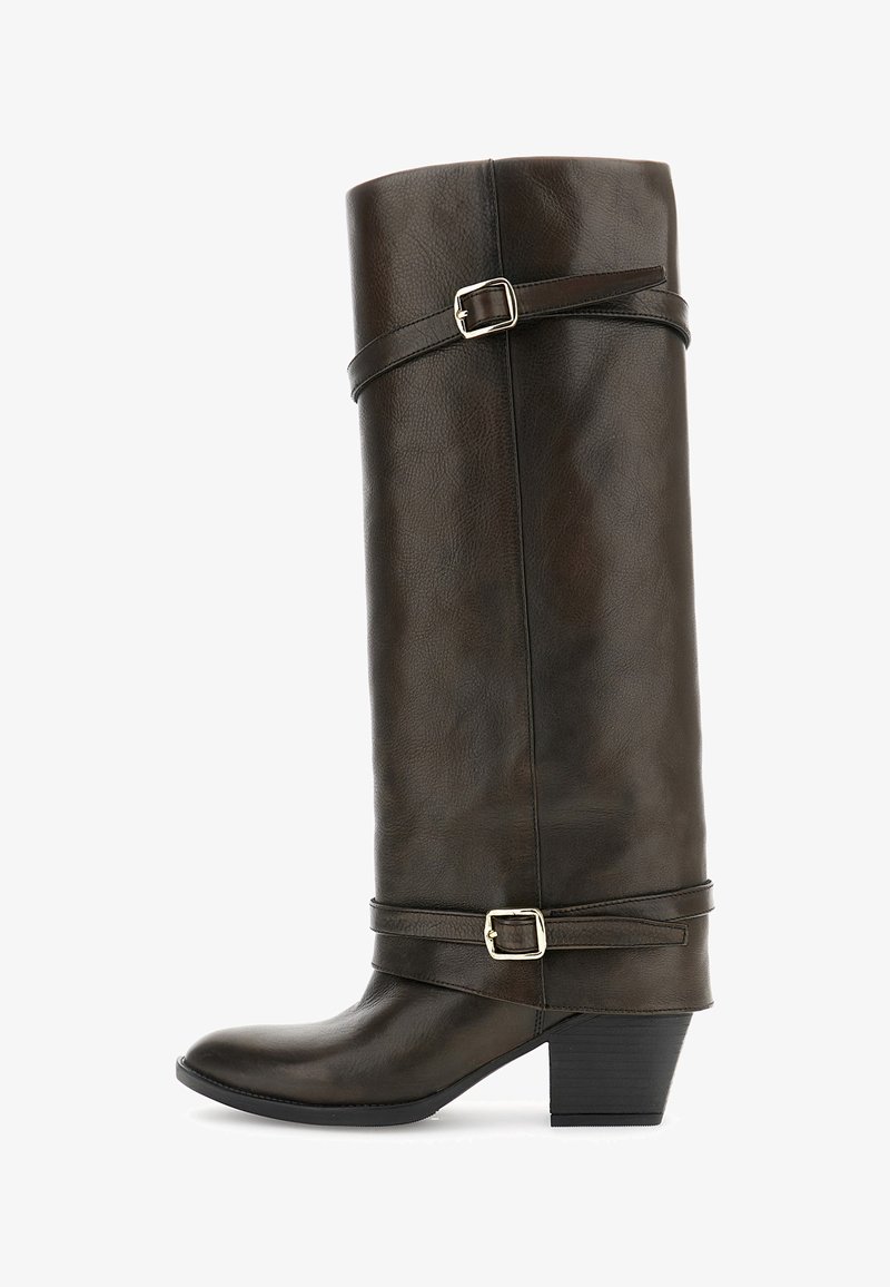 Botas de cuero marrón oscuro hasta la rodilla con dos hebillas decorativas plateadas y un tacón de bloque apilado.