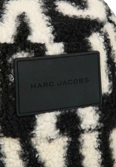 Zwart-witte textuur beanie met een pluizig patroon. Voorzien van een zwart leren label met de opdruk "MARC JACOBS".