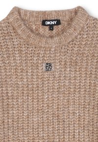 Pull en maille beige DKNY avec une texture côtelée, présentant un col rond et un petit logo argenté près du col.