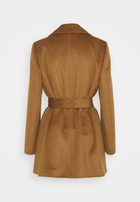 Abrigo de lana marrón con cinturón, mangas largas y cuello, mostrado desde la parte posterior sobre un fondo blanco.