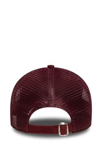 Gorra de béisbol de malla roja con un diseño estructurado, correa ajustable en la parte posterior y una banda de sudor de tejido para mayor comodidad.