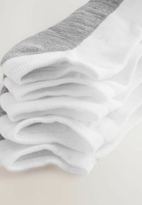 Bacusi od pamuka u bijeloj boji sivoj s naglascima, s prugastim dizajnom na vrhu i mekanim, teksturiranim materijalom za udobnost.