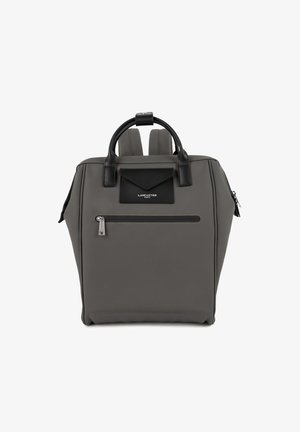 Sac à dos en nylon gris avec des accents en cuir noir, doté de poignées rondes, de bretelles ajustables, d'une poche zippée à l'avant et d'un patch logo.