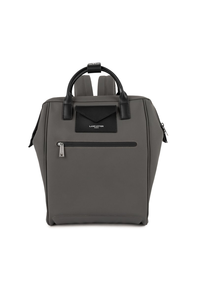 Zaino in nylon grigio con dettagli in pelle nera, dotato di manici superiori arrotondati, spallacci regolabili, una tasca frontale con zip e etichetta con logo.