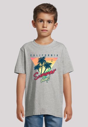 Graues Baumwoll-T-Shirt mit einem Grafikdesign, das einen Sonnenuntergang, Palmen und den Text „Kalifornische Sommertage“ in lebhaften Farben zeigt.