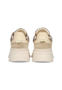 Zapatillas beige con un respaldo texturizado, que presentan un estampado de leopardo y una suela blanca gruesa. Los detalles notables incluyen un acento metálico.