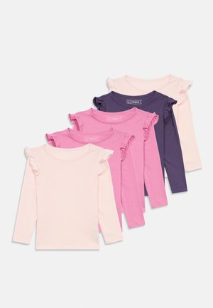 Fem lange ermers ruffle skulder t-skjorter for barn, i nyanser av rosa, lilla og lys fersken, arrangert i en forskjøvet stabel.