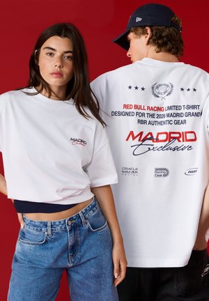 Red Bull Racing x Pepe Jeans, RED BULL RACING X PEPE JEANS BASIC T-SHIRT MADRID EXCLUSIVE TEE UNISEX - Print T-shirt - white