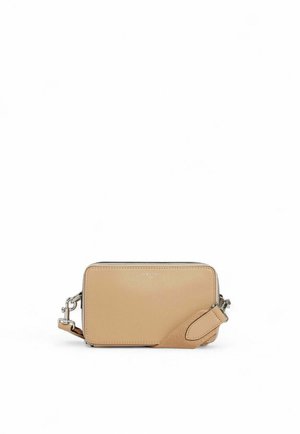 Borsa a tracolla in pelle beige con forma rettangolare, chiusura a zip e tracolla removibile. Presenta una superficie testurizzata e un marchio discreto.