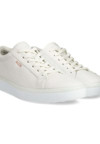 Sneakers bianchi in pelle con superficie testurizzata, punta tonda e design con lacci. Presentano una suola in gomma e un branding sottile in arancione.