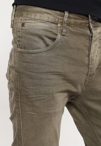 Jack & Jones JJILUKE JJECHO - Vaqueros tapered - olive night