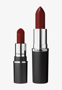 Zwei MAC Lippenstifte: einer kleiner mit mattschwarzem Gehäuse und abgerundetem Ende, der andere größer mit glänzendem silbernen Deckel und spitzem Ende, beide in tiefrot.