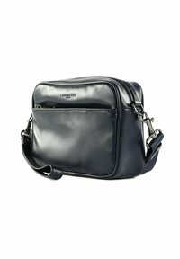 Sac en cuir marine à bandoulière avec une forme rectangulaire, fermeture éclair et poche avant. Dispose d'une sangle ajustable et de quincaillerie signée.