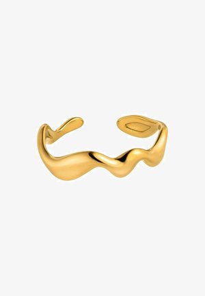 Goldfarbener offener Armreif mit wellenförmigem, abstraktem Design und glatter, polierter Oberfläche auf weißem Hintergrund.