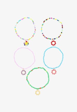 Fem farverige perlekæder med blomstercharms, i pink, blå, grøn, lilla og multicolor designs med forskellige perleformer.