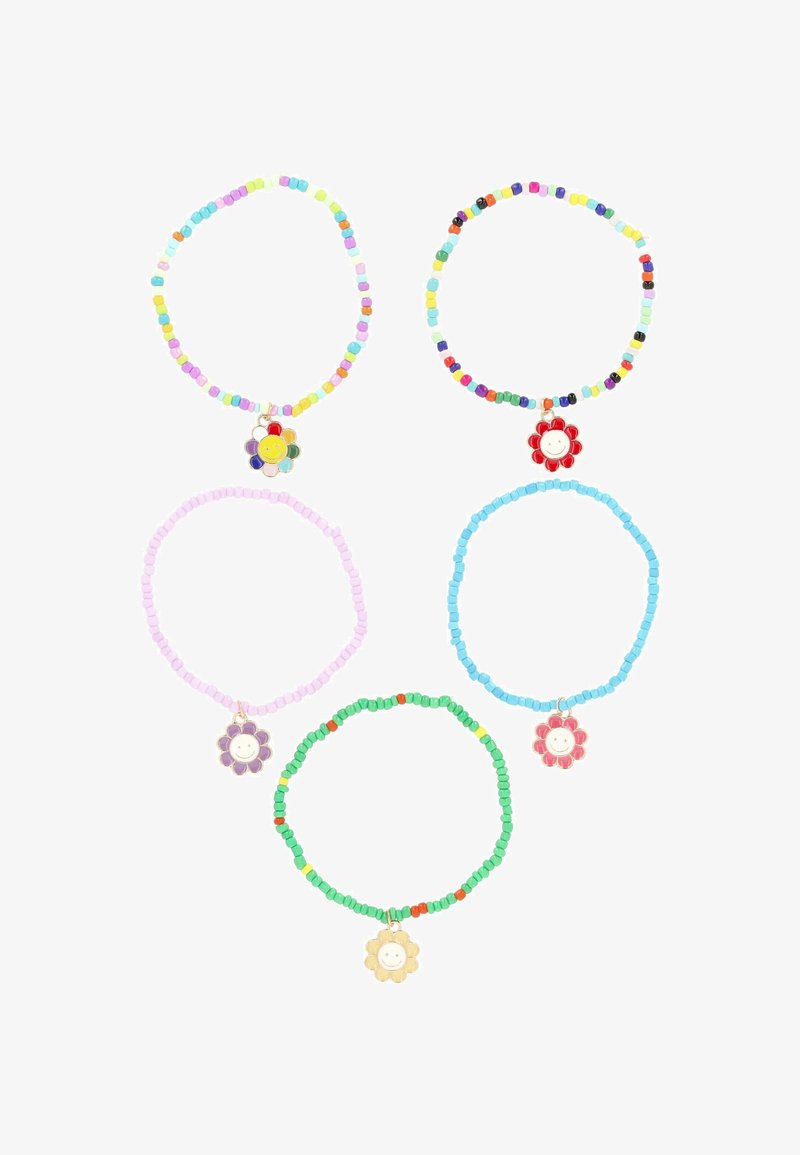 Öt színes gyöngy karkötő virágos medálokkal, rózsaszín, kék, zöld, lila és több színű mintákkal, különböző gyöngyformákkal.