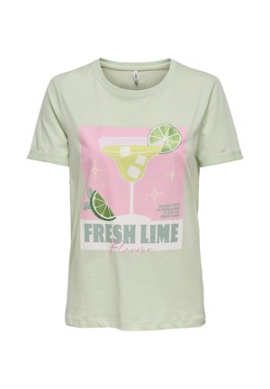 Lichtgroen T-shirt met afbeelding van een cocktailglas met schijfjes limoen en ijsblokjes, tekst "Fresh Lime Flavour" op een roze achtergrond.