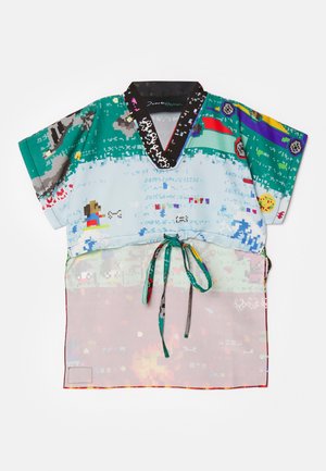 Korte mouwen, multicolored kimono-stijl top met pixelartontwerpen, een zwarte patrooncollier en een koordsluiting in de taille. Lichtgewicht stof.