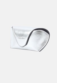 Silverfärgad metallisk läderfodral med en vikt design, som har en slät yta och en svart inredning. Märkt med "keycabins" på framsidan.