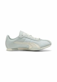 Ανοιχτό γκρι sneaker χαμηλού προφίλ με λευκή ρίγα Puma, σχέδιο με κορδόνια και υφή στη σόλα, εμφανιζόμενο από την αριστερή πλευρά σε λευκό φόντο.