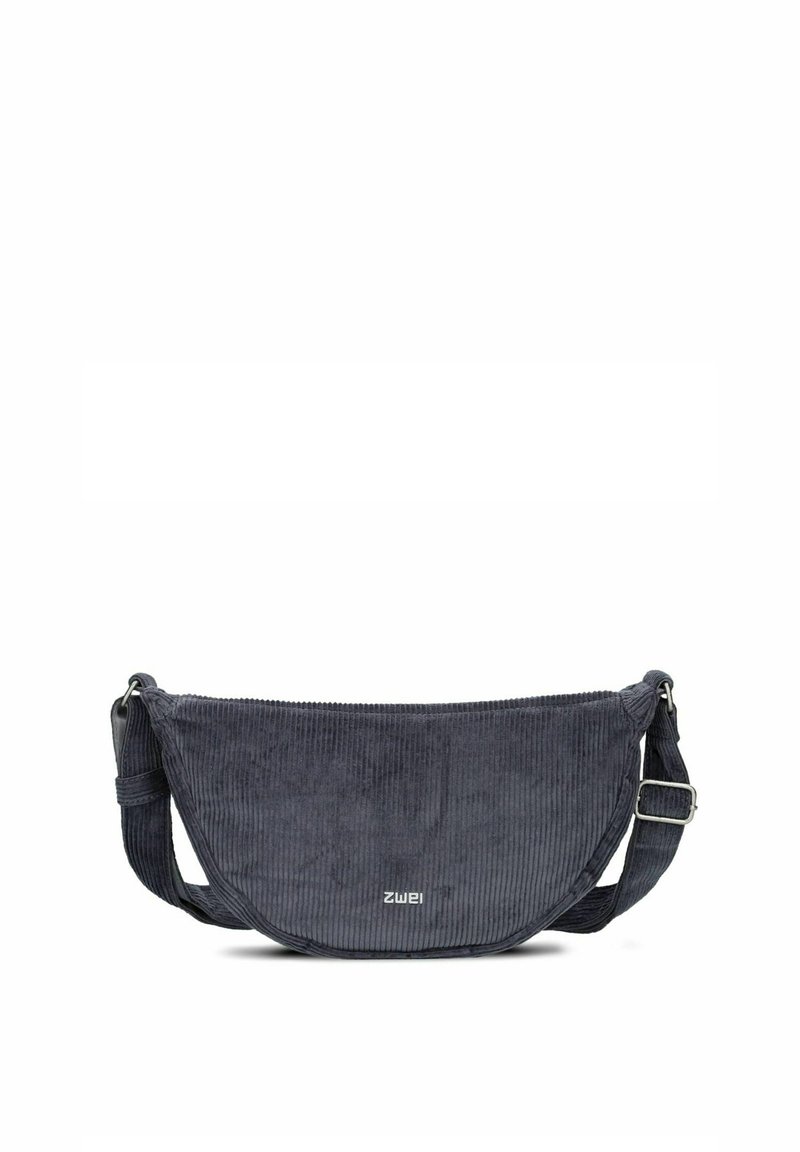 Bolso de hombro de pana en gris oscuro con forma curva, correa ajustable y un sutil logo en la parte delantera. Detalle de superficie texturizada.