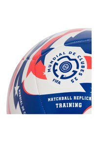 FIFA Trainingsspielball mit einer weißen Oberfläche, roten und blauen Sternmustern, ausgestattet mit den Beschriftungen "Mundial de Clubes 25" und "Matchball Replicas Training".
