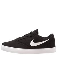 Must must näitus mustade kangast tennisetossude, millel on valge kummist tallad. Küljel asub valge swoosh-logo, kuus augukest ja lamedad mustad paelad.
