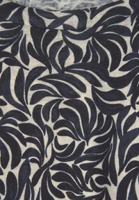 Marineblau und cremefarbenes Gewebe mit einem wirbelnden Blattmuster; weiche Textur, glatte Oberfläche, Baumwollmischmaterial.