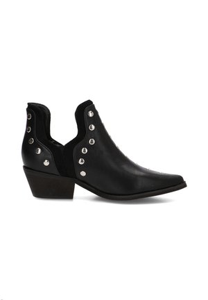 Bota de cuero negro hasta el tobillo con tachuelas de plata, tacón bajo apilado y laterales recortados para un estilo inspirado en el Oeste.