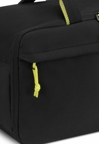 Borsa nera in tessuto con superficie testurizzata, dotata di una tasca frontale con un tirante giallo e accenti gialli coordinati sulla tracolla.