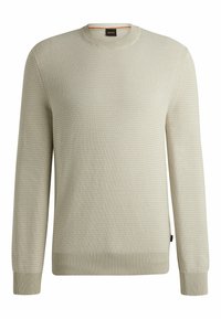 Maglione lavorato a maglia grigio chiaro con collo rotondo, polsini e orlo a coste, caratterizzato da un motivo testurizzato e un'etichetta di branding discreta sul lato.