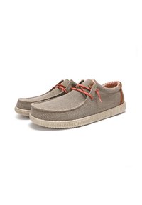 Scarpe slip-on in tela di colore marrone chiaro con superficie testurizzata, suola in gomma beige, lacci arancioni e fodera interna a fantasia.