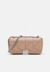 Růžová prošívaná kožená taška přes rameno se stříbrným řetízkovým popruhem a kovovou destičkou s názvem značky.