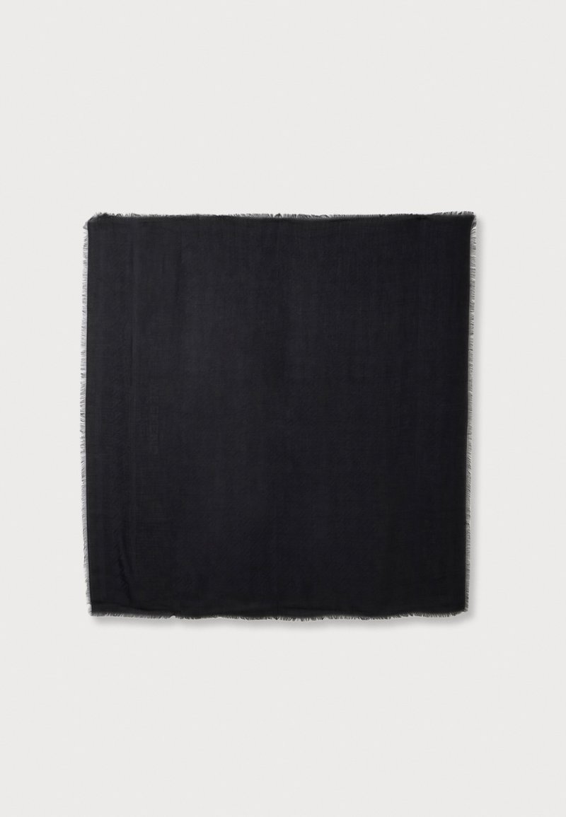 Foulard carré noir aux bords subtilement effilochés, posé à plat sur un fond clair.