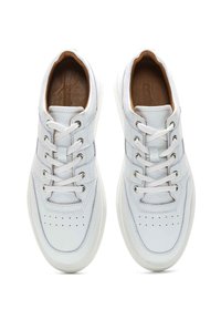 Le sneakers in pelle bianca presentano una punta arrotondata, una linguetta imbottita e molteplici occhielli per i lacci. Sottile perforazione nella zona della punta.