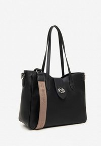 Borsa tote in pelle nera con finitura testurizzata, dotata di due manici lunghi, un flap decorativo con hardware in argento e una tracolla in marrone chiaro.
