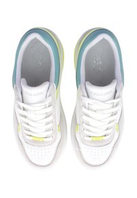 Vita sneakers med en texturerad grå mockaöverdrag, gröna och blå accenter, samt vita snören. Perforerat tås område och märkta innersulor.