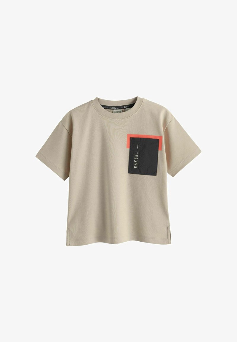 Beige kortærmet t-shirt med en sort lomme med rød kant, mærke på halsudskæringen, lavet af blødt stof med en afslappet pasform.