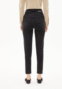ARMEDANGELS MAIRAA COMFORT - Vaqueros slim fit - black washed authentic