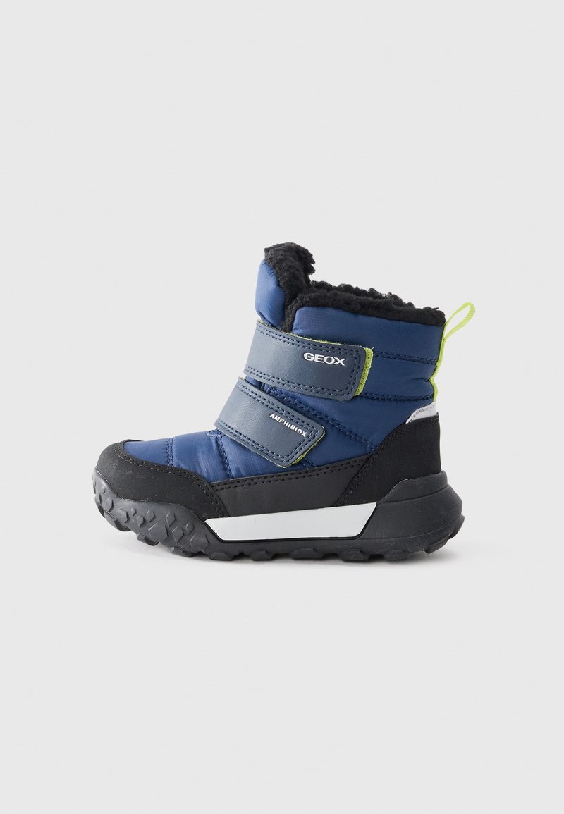 Botte d'hiver bleue et noire pour enfant avec doublure en fausse fourrure noire, deux bandes Velcro, semelle texturée et logo "Geox Amphibiox" sur le côté.