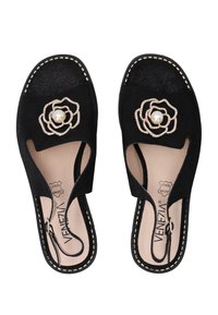 Zwarte suède open teen slip-on schoenen met een decoratieve bloem met parel- en kristalaccenten. Gestikte randen en een gevoerde zool.
