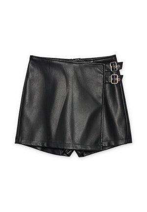 Minifalda de cuero sintético negro con diseño estilizado, que presenta detalles de hebillas plateadas en el lateral y un acabado liso y texturizado.