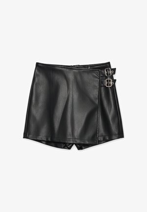 Minifalda de cuero sintético negro con diseño estilizado, que presenta detalles de hebillas plateadas en el lateral y un acabado liso y texturizado.