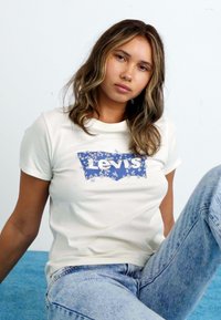 Levi's® THE PERFECT TEE - Printtipaita - egret