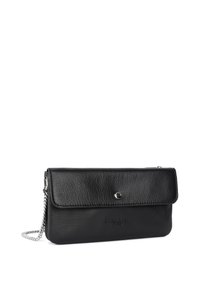 Clutch in pelle nera con patta pieghevole, hardware in argento, superficie testurizzata e tracolla a catena. Presenta una chiusura a scatto e un logo in rilievo.