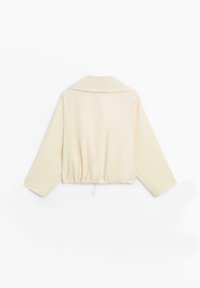 Roomkleurig jack met lange mouwen, brede kraag en verstelbare trekkoordzoom, achteraanzicht op een witte achtergrond.