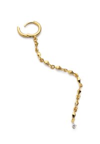 Pendiente de aro dorado con una cadena que presenta eslabones en forma de pirámide y un pequeño detalle de diamante al final. Acabado liso y brillante.