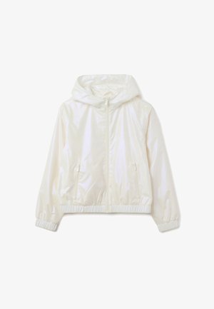 Giacca corta bianca con cappuccio, realizzata in materiale leggero e lucido. Presenta una zip frontale, due tasche laterali e polsini elasticizzati.