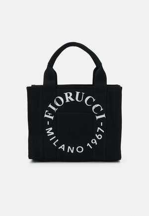 Czarna torba na ramię z dwoma uchwytami i białym okrągłym napisem "Fiorucci Milano 1967" z przodu.